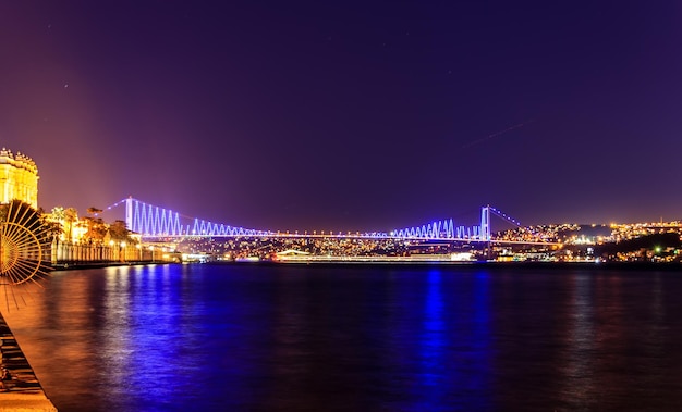 Istanbul erste Brücke zwischen Europa und Asien bei Nacht, Türkei