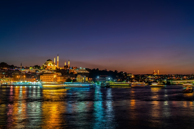 Istanbul-Stadt und Moschee nachts in der Türkei.