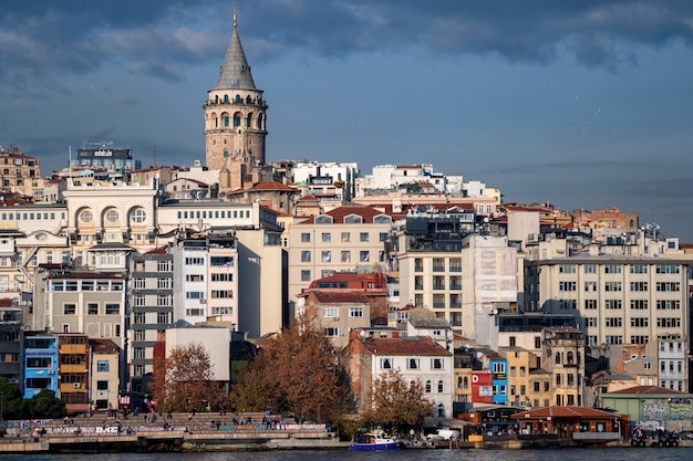 Istanbul Stadtbild in der Türkei mit Galata Tower, Wahrzeichen der Stadt aus dem 14. Jahrhundert in der Mitte und dem Herbstdamm