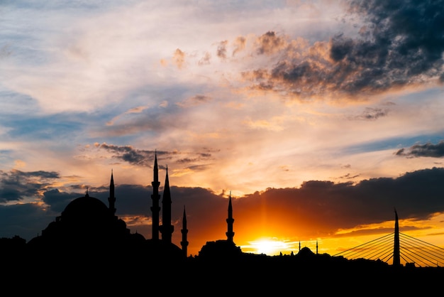 Istanbul-Stadtbild mit berühmter Moschee bei Sonnenuntergang