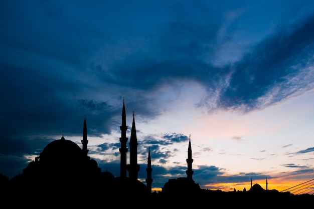 Istanbul-Stadtbild mit berühmter Moschee bei Sonnenuntergang