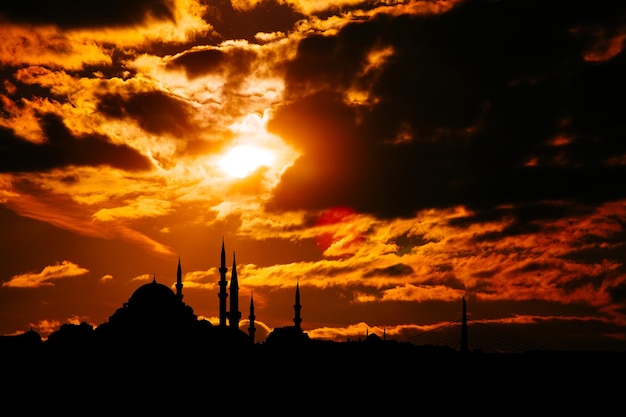 Foto istanbul-stadtbild mit berühmter moschee bei sonnenuntergang