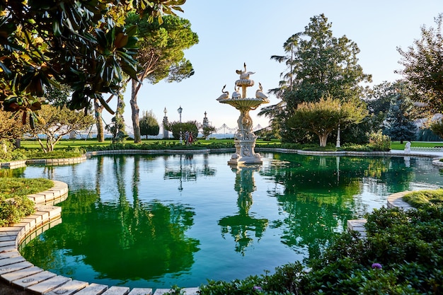 ISTANBUL, TÜRKEI - 12. Oktober 2019: Brunnen auf dem Territorium des Dolmabahce-Palastes