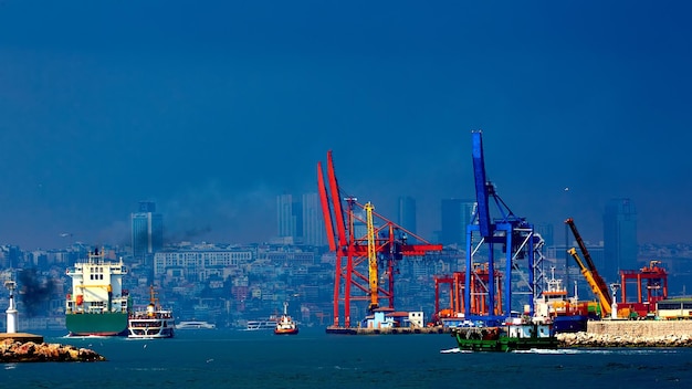 Istanbul Türkei 05052022 Haydarpasa Hafen und Containerterminal