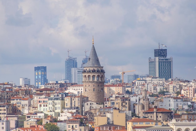 Istanbul Türkei 7. Juli 2016 Blick auf den Galata-Turm mit Kuppeln und Gebäuden