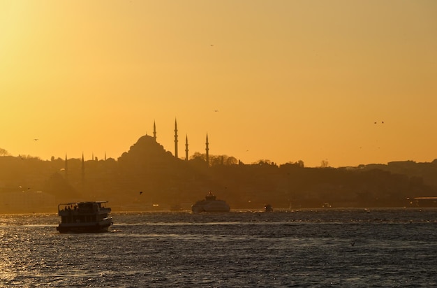 Istanbul - Türkei, Moschee-Silhouette mit Meerblick bei Sonnenuntergang
