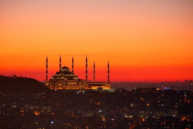 Istanbuler Camlica-Moschee mit Nachtansicht und Stadtlichtern