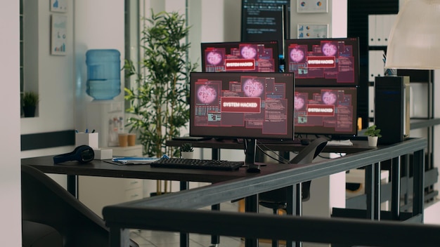IT-Büro mit mehreren Monitoren, auf denen kritische Fehlermeldungen auf den Bildschirmen blinken, Warnung vor Hackerangriffen. Leerer Schreibtisch mit Computern, die einen Systemabsturz und eine Netzwerksicherheitsverletzung anzeigen.
