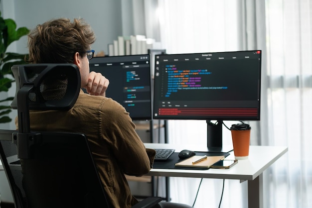 IT-Entwickler arbeitet online Software-Entwicklung Codierung auf PC-Bildschirmen Gusher