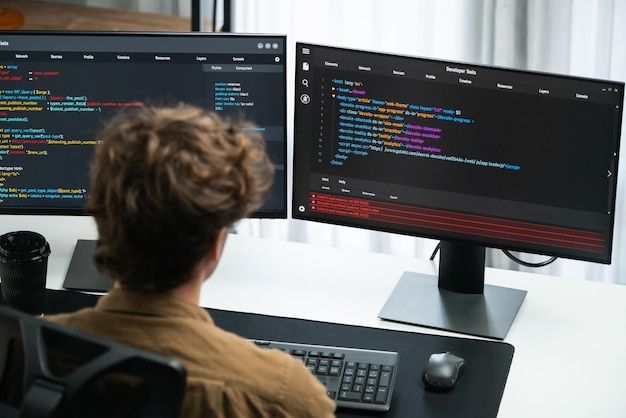 IT-Entwickler arbeitet online Software-Entwicklung Codierung auf PC-Bildschirmen Gusher