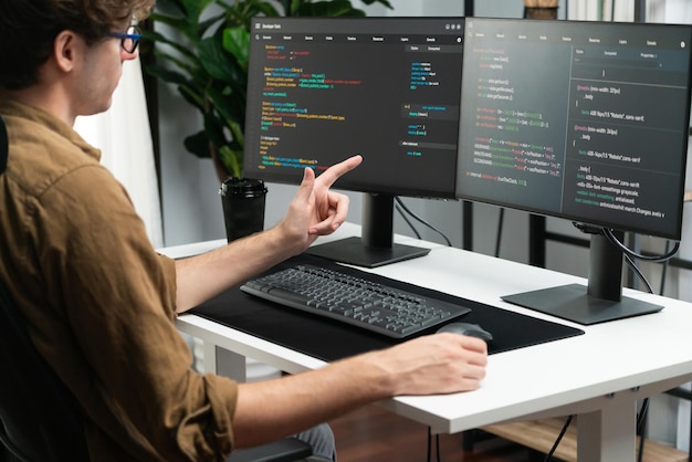IT-Entwickler arbeitet online Software-Entwicklung Codierung auf PC-Bildschirmen Gusher