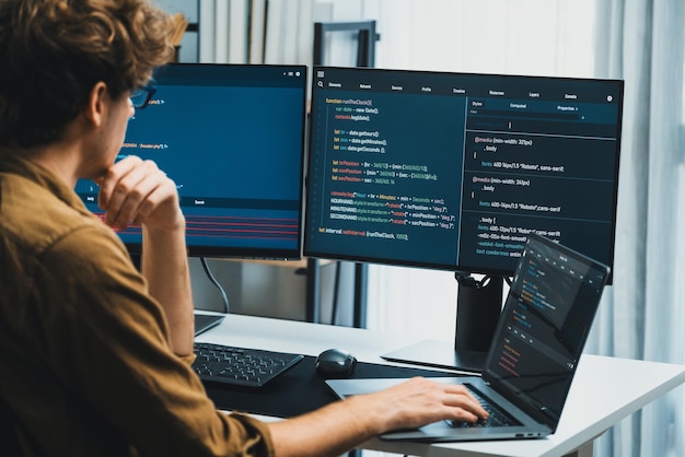 IT-Entwickler arbeitet online Software-Entwicklung Codierung auf PC-Bildschirmen Gusher