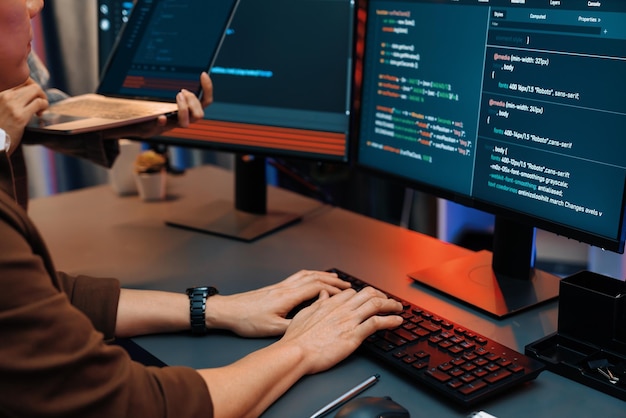 IT-Entwickler diskutieren intelligente Website mit Laptop, der Daten anzeigt Infobahn