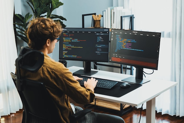 IT-Entwickler mit stressiger Überbeschäftigung bei der Erstellung von Online-Software-Code Gusher