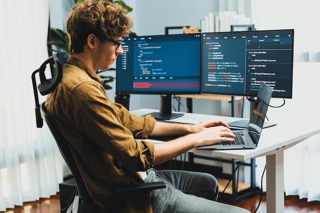 IT-Entwickler mit stressiger Überbeschäftigung bei der Erstellung von Online-Software-Code Gusher