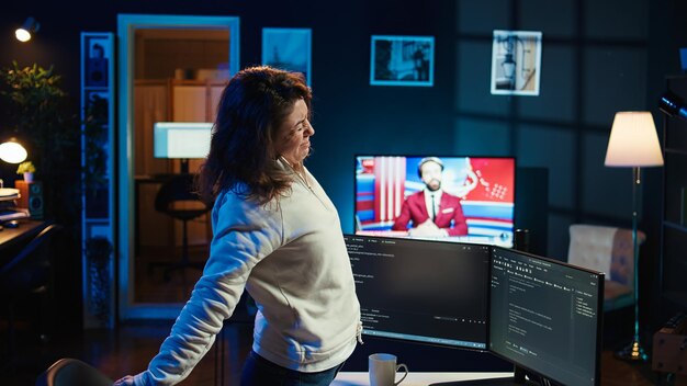 IT-Experte nimmt eine Pause von der Arbeit, um die Muskeln zu entspannen