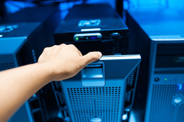 IT-Ingenieur repariert einen Server in einem Rechenzentrum