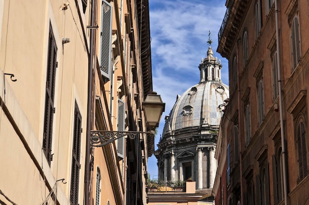 ITÁLIA Lazio Roma Edifícios antigos e a cúpula de uma igreja na Via dei Coronari