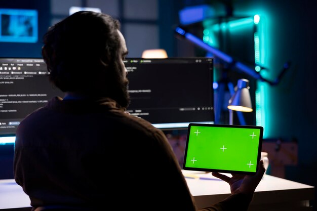 IT-Mitarbeiter-Tests und Debugging-Code für Anwendungen auf Mockup-Tablet