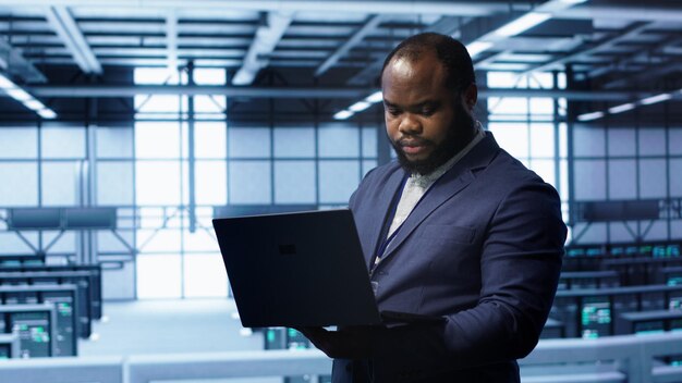 IT-Profi in der Überwachung von Server-Hub-Mainframes mit Hilfe von Notebooks