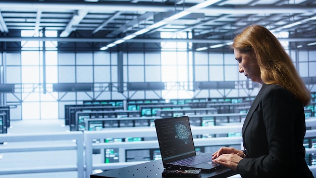 IT-Spezialist, der an einem Notebook mit KI-Algorithmen für maschinelles Lernen arbeitet