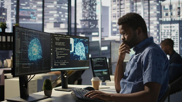 IT-Spezialist, der mit KI-Technologie arbeitet, um Daten in prädiktive Modelle umzuwandeln