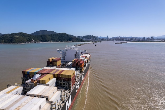 Itajai Santa Catarina Brasil Alrededor de marzo de 2022 Barco de contenedores que llega al puerto de Itajai