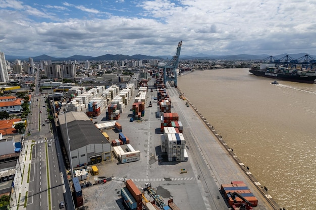 Foto itajaí santa catarina brasil vista aérea dos terminais apm itajaí e seu entorno urbano