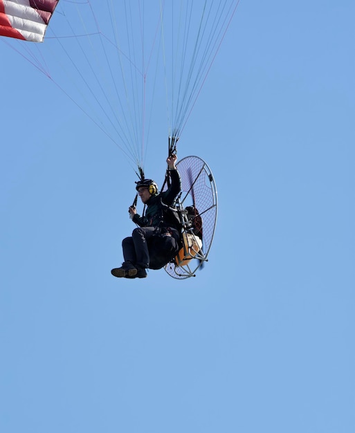 Italia; 5 de mayo de 2016, hombre volando en parapente motorizado - EDITORIAL