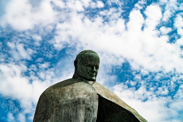 Foto itália agosto de 2019 estátua de roma papa giovanni paolo ii papa joão paulo ii estátua na estação ferroviária de termini