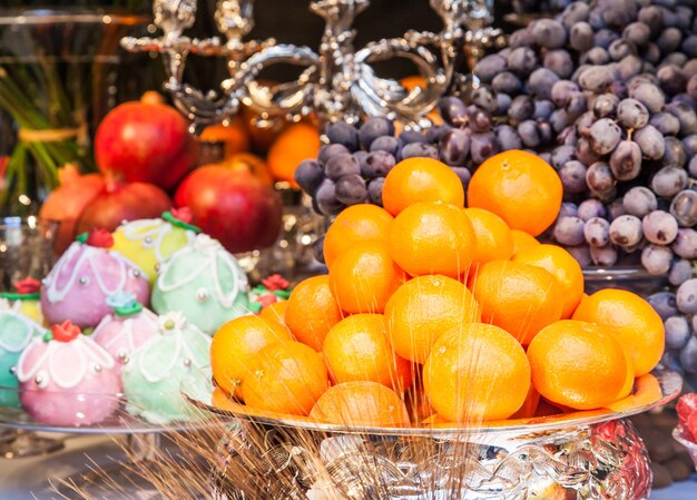 Itália. Arranjo de mesa de luxo com frutas da estação e doces tradicionais da Sicília.