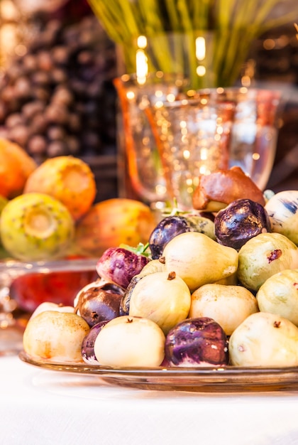 Itália. arranjo de mesa de luxo com frutas da estação e doces tradicionais da sicília.