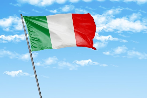 Italia bandera ondeante 3D en un cielo azul con imagen de fondo de nubes