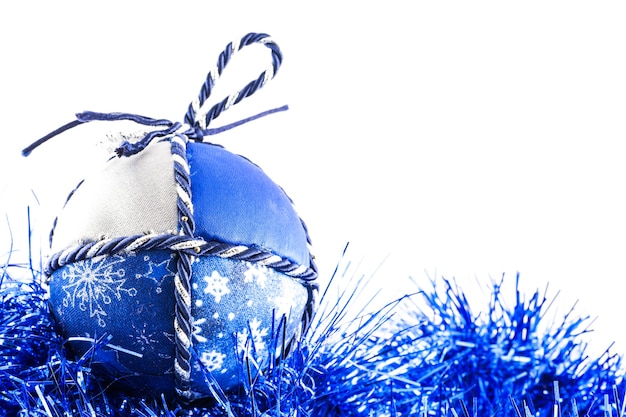 Itália. Bola de Natal tradicional feita à mão em tecido branco e azul