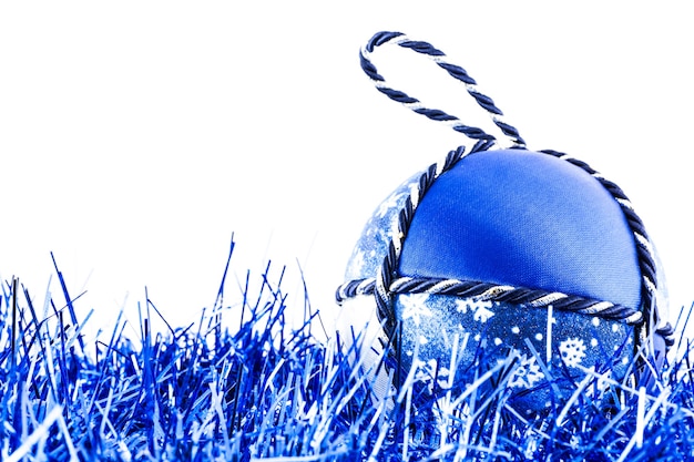 Itália. Bola de Natal tradicional feita à mão em tecido branco e azul