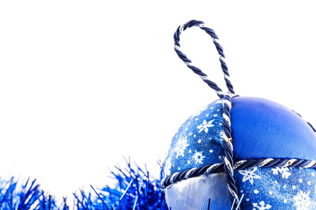 Italia. Bola de Navidad artesanal tradicional hecha de tela blanca y azul