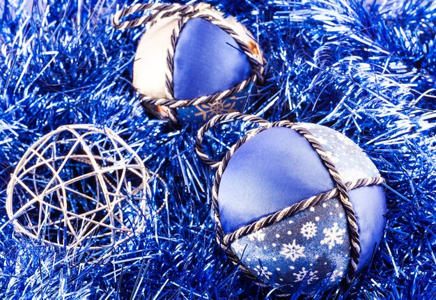 Italia. Bolas de Navidad artesanales tradicionales hechas de tela blanca y azul.