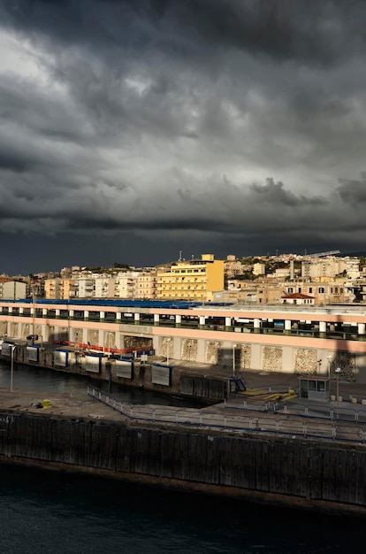 Itália Calábria vista panorâmica da cidade de Villa StGiovanni de uma balsa