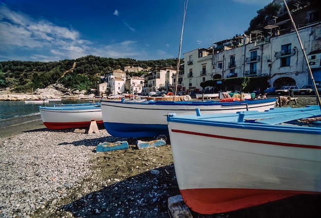 Itália Campania Cala di Puolo Sorrento barcos de pesca de madeira em terra na praia FILME SCAN