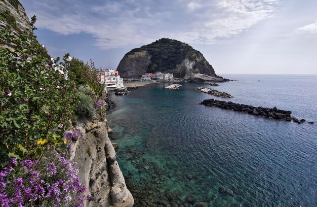 ITALIA, Campania, isla de Ischia, S.Angelo, vista del promontorio de S.Angelo