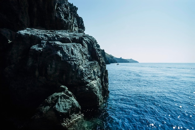 Italia, Campania, Mar Tirreno, vista de la costa rocosa cerca de Marina di Camerota (provincia de Salerno) - ESCANEO DE PELÍCULA