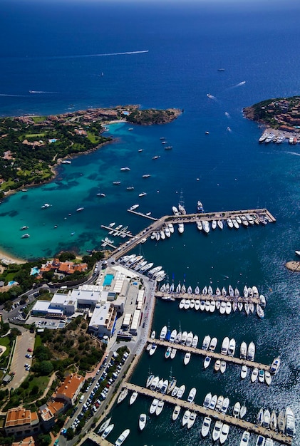 Italia, Cerdeña, provincia de Olbia, vista aérea de la Costa Esmeralda, el Mar Tirreno y el puerto deportivo de Porto Cervo