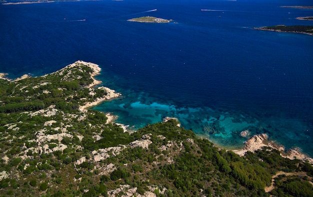 Italia, Cerdeña, provincia de Olbia, vista aérea de la Costa Esmeralda y el Mar Tirreno