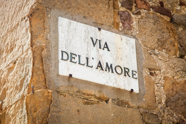 Itália - cidade de Pienza. A placa da rua da Via dell'amore (Love Street)