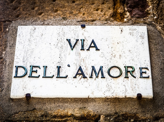 Italia - ciudad de Pienza. El letrero de la calle Via dell'amore (Love Street)