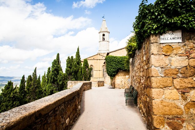 Italia - ciudad de Pienza. El letrero de la calle Via dell'amore (Love Street)