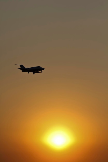 Italia ejecuta avión volando al atardecer