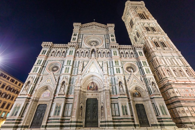 Itália Florença à noite A arquitetura iluminada do exterior da catedral