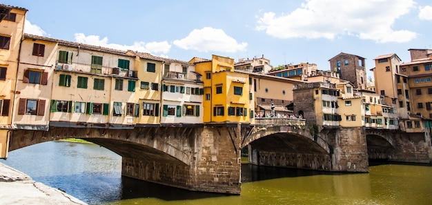 Itália, Florença. Vista da Ponte Vecchio, o principal marco da cidade