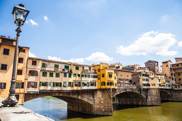 Italia, Florencia. Vista del Ponte Vecchio, el principal hito de la ciudad